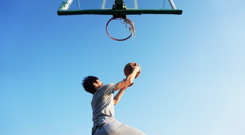 Ein thailändischer Junge wirft auf einen Basketballkorb