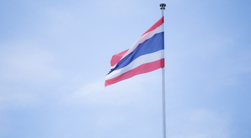 Thailand Flagge vor blauem Himmel